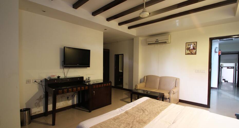 Hotel Luxury 8, New Delhi 4
